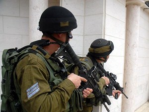 İsrail askerleri 10 yaşında bir Filistinli çocuğu gözaltına aldı