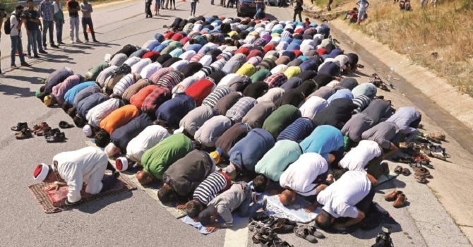 Suriyeliler Cuma namazı için otobanda cemaat oldu