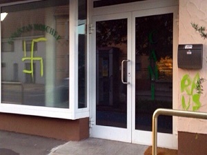 Almanya’da camiye çirkin saldırı