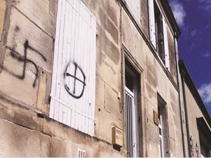 Almanya'da camiye gamalı haç