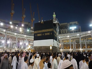 Kabe'ye yeni örtüsü yerleştirildi