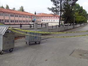 'Bu arazi benim' diyerek okul yolunu kapattı