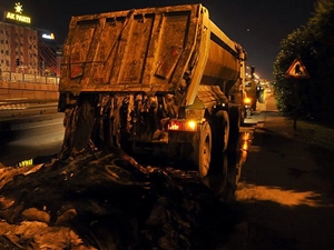 Yola dökülen kurban derileri kazaya neden oldu