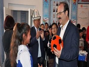 TİKA Başkanı Çam, öksüz ve yetim çocukları sevindirdi