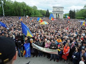 Moldova'da 20 bin kişi hükümeti istifaya çağırdı