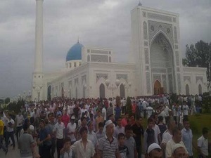 Özbekistan'da çocuklarını camiye götürenlere ceza tehdidi