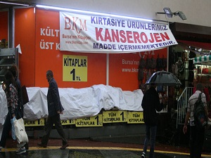 Kanserojen kırtasiye malzemesi satanlara afişli tepki