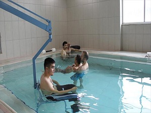 Suyun kaldırma kuvvetiyle yürümeyi öğreniyorlar