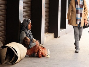 Tozlu kaldırımlarda buz gibi taşlara yatıyorlar