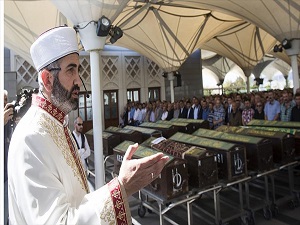 Dikimevi'ndeki trafik faciasında hayatını kaybeden 5 kişi toprağa verildi