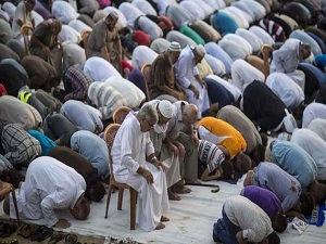 Filistinliler cuma namazını sokaklarda kıldı