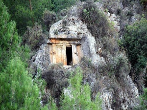 Kaya mezarlarındaki atıklar temizlendi