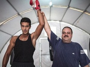 Suriyeli boksör sığınmacı gençleri eğitiyor