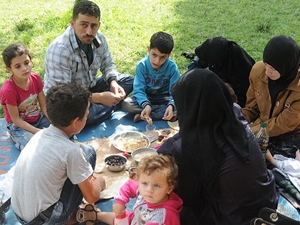 Cami avlusunda kalan Suriyeliler yardım bekliyor