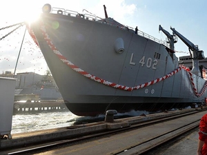 Yerli amfibi gemisi Bayraktar denize indirildi