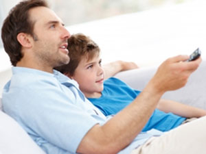 Çocuğunuz yanınızda televizyon izlediğinde bunu yapın