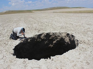 Konya'nın Karapınar ilçesinde yeni obruk oluştu