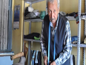 48 yıllık terzi kömürlü ütüsünü bırakmıyor
