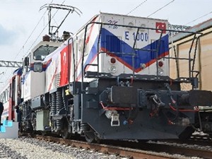 Milli elektrikli lokomotif raylara indi