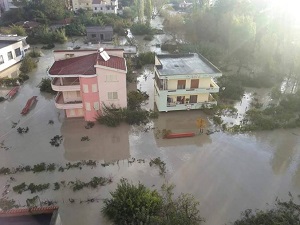 Arnavutluk'u sel aldı