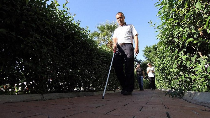 Karanlık dünyalarının yol göstericisi 'beyaz baston'