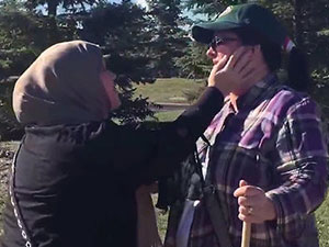 İslam karşıtı Protestoyu tek başına bir hareketle bitirdi