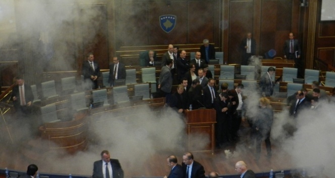 Kosova’da muhalefet yine gaz attı