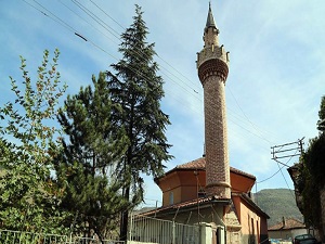 Tarihi cami yıkılma tehlikesine karşı ibadete kapatıldı