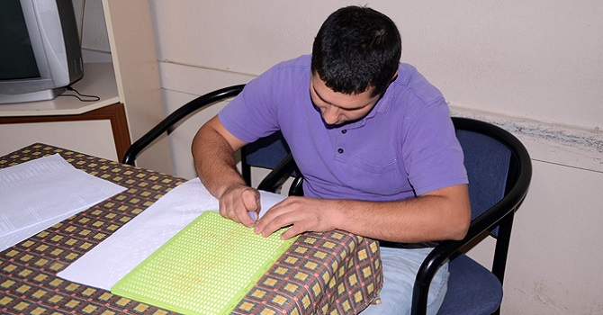 Hayallerini kabartma tekniği ile kağıda döküyor