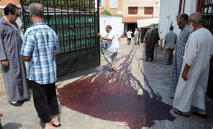 Fransa'da camiye çirkin saldırı