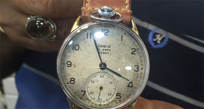 Asırlık cep saatlerini kol saati yapıyor