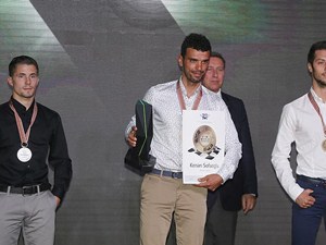 Kenan Sofuoğlu şampiyonluk kupasını aldı