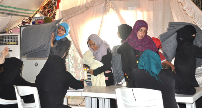 Çadır kentte yeni gelenlere battaniye dağıtımı