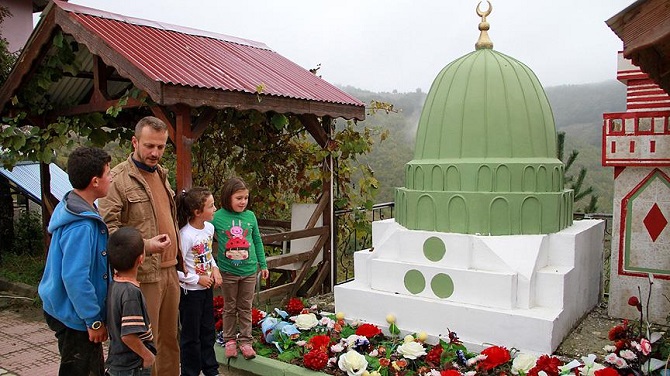 Çocuklar için Kabe ve Yeşil Kubbe'nin minyatürlerini yaptı