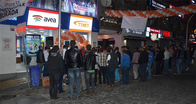 iPhone için kuyruğa girdiler