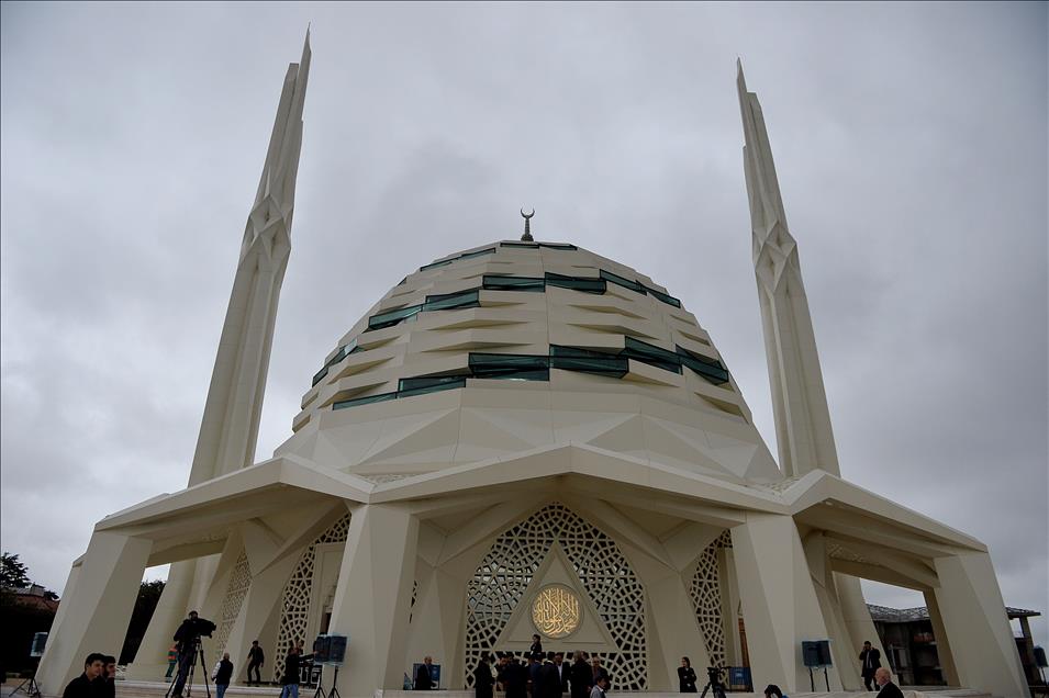 İlahiyat Fakültesi Camisi ibadete açıldı