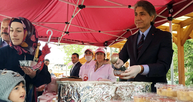 Fatih’teki tarihi camilerde 12 bin kutu aşure dağıtıldı