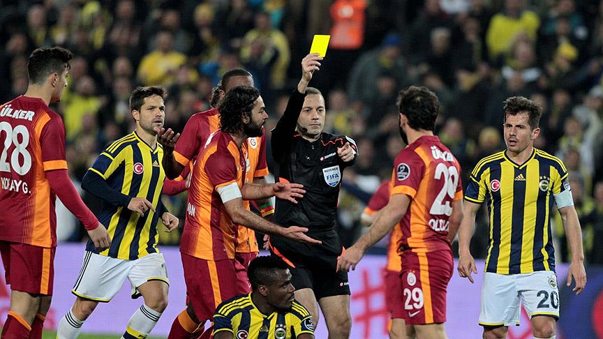 Derbilerde kartlar havada uçuşuyor