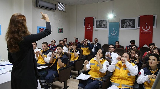 Hastanın derdini anlamak için işaret dilini öğrendiler
