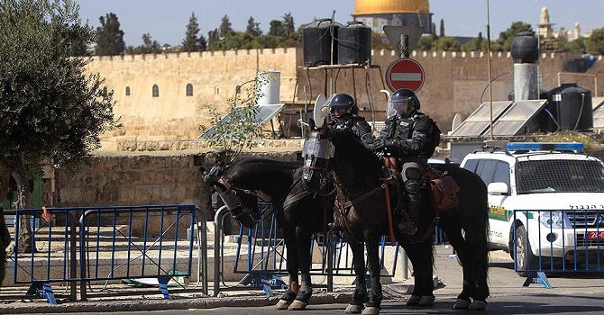 İsrail polisi Aksa'nın kapısına takılan kameraları söktü