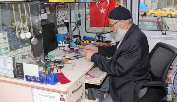 Yarım asırlık saat tamircisinden 'mobil' hizmet