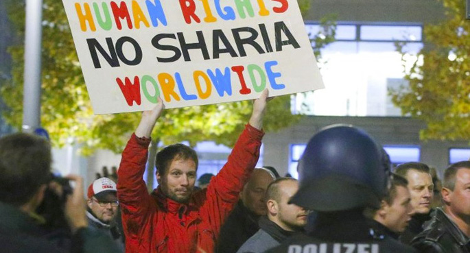 Alman Pegida gösterisine yine binlerce kişi katıldı