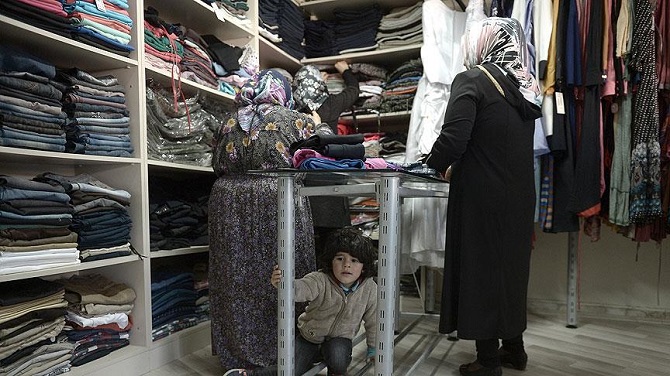 Suriyeli sığınmacılar için ücretsiz giyim mağazası