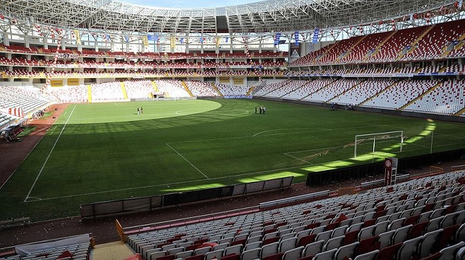 Yeni statların zemin sorunu futbolun önüne geçiyor