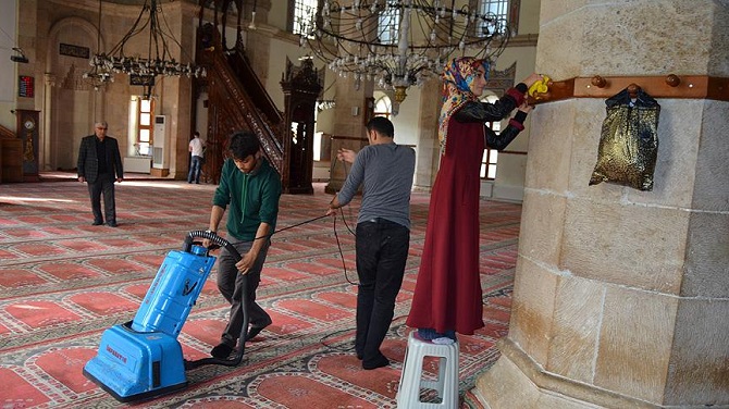 İlahiyat öğrencileri tarihi camiyi temizledi