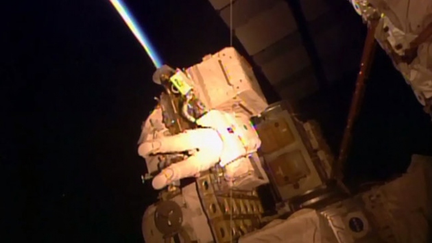ABD'li astronotlardan 7 saatlik uzay yürüyüşü