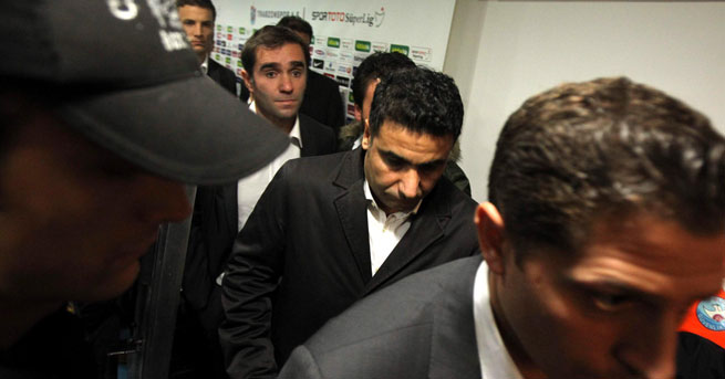 Hakemler 4 saat sonra Avni Aker’den ayrılabildi!