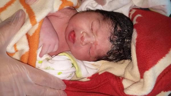 Denizin ortasında doğdu