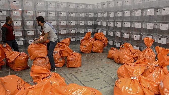 Yurt dışından getirilen oylar sandıklara yerleştiriliyor