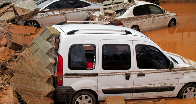 Gaziantep'te ev ve iş yerlerini su altında kaldı